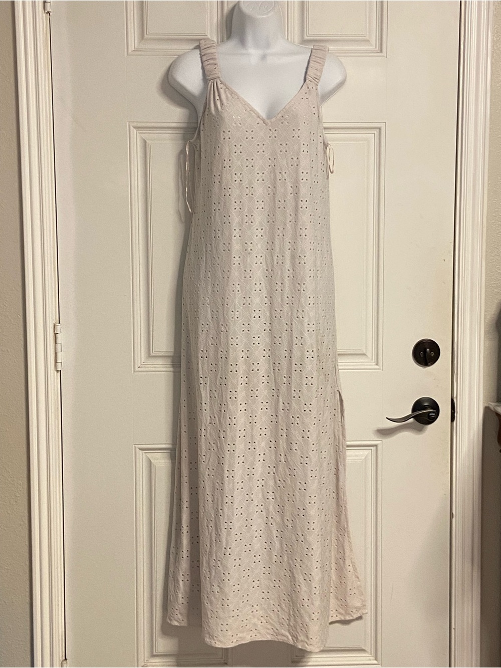 T43a- 1STATE Off-White Embroidered EYELET Ruched Strap Maxi Dress